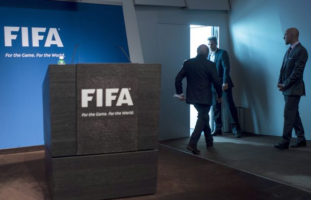 ¿Hasta cuándo seguirá Blatter al frente de la FIFA tras el anuncio de su renuncia?