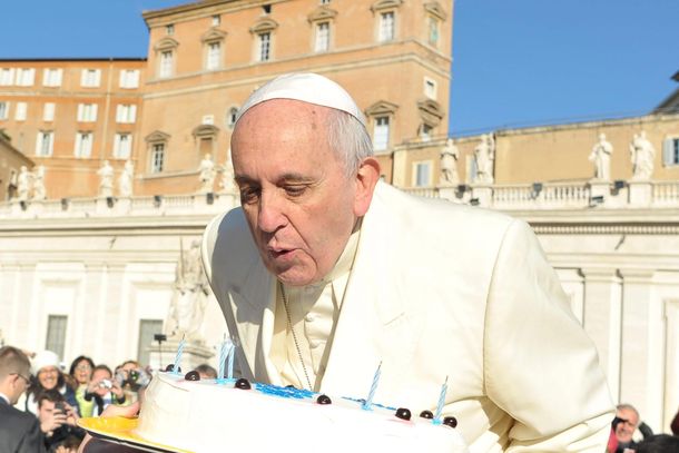 El Papa regaló bolsas de dormir a sin techo en Roma