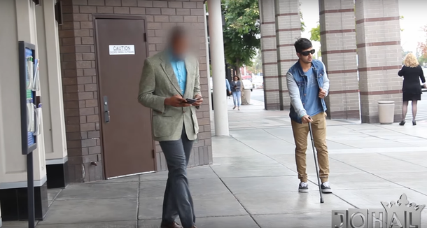 A un ciego se le cae plata en barrios pobres y ricos: ¿qué hacen los testigos?