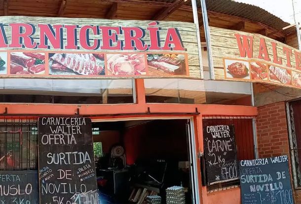 Entre Ríos: un carnicero atiende a clientes con linterna para ahorrar electricidad tras una factura impagable