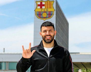 Barcelona oficializó la incorporación del Kun Agüero
