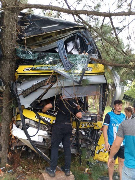 Tragedia en Misiones: un muerto y 16 hospitalizados tras el choque entre un micro y una camioneta