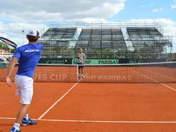 Daniel enseña y Santiago ejecuta. El capitán le regaló todo el conjunto oficial de Copa Davis.