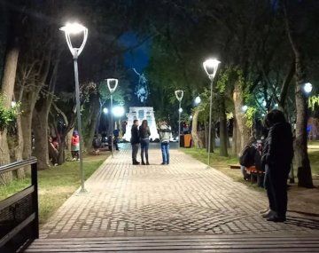 Santa Cruz: un nene tocó un poste de luz en una plaza y se electrocutó