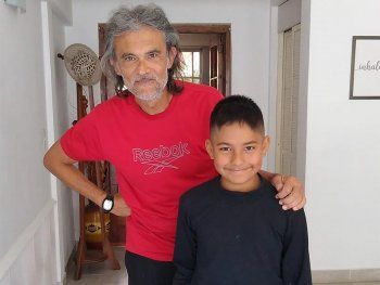 Le cumplieron en sueño a Joaquín, el nene que practicaba en un piano de papel