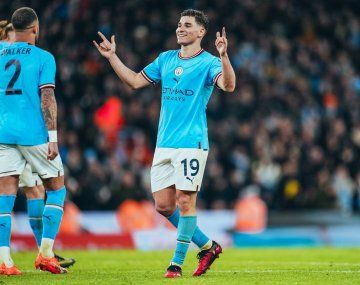 Doblete y asistencia de Julián Álvarez en la goleada del Manchester City