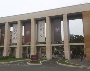 La mujer trabaja en la Sapienza de Roma y tuvo que luchar por su mascota