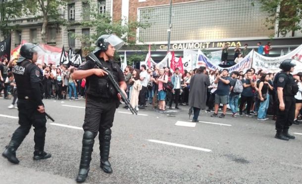 Tensión frente al Cine Gaumont: masiva protesta y represión policial