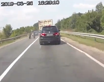 Dos ruedas mal ajustadas provocan un desastre en la ruta