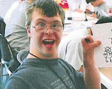 La familia de un chico con síndrome de Down demanda a una radio