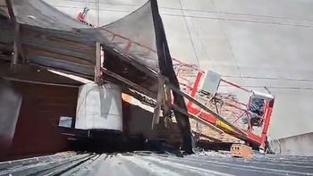 susto en chacarita por un derrumbe: cayo un balancin de una obra en construccion sobre una casa susto en chacarita por un derrumbe: cayo un balancin de una obra en construccion sobre una casa