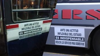 Carteles en los colectivos alertan sobre una reducción de servicios Carteles en los colectivos alertan sobre una reducción de servicios