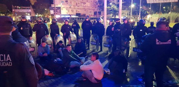 Detuvieron a ocho hinchas de Deportivo Cali con machetes y navajas en el Obelisco