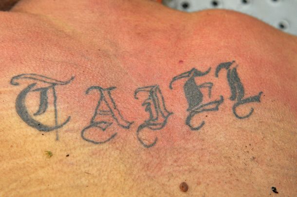 Un tatuaje y un auto, claves de un crimen mafioso