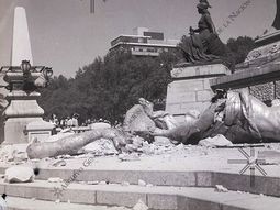 Un sismo de gran magnitud causa el colapso del Ángel de la Independencia en la Ciudad de México en 1957. Un sismo de gran magnitud causa el colapso del Ángel de la Independencia en la Ciudad de México en 1957.