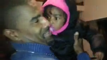 la divertida reaccion de una nena al conocer al hermano gemelo de su padre la divertida reaccion de una nena al conocer al hermano gemelo de su padre