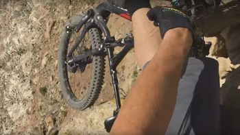 video: quiso hacer una prueba con la bicicleta y casi se cae al precipicio video: quiso hacer una prueba con la bicicleta y casi se cae al precipicio