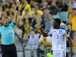 El árbitro misionero amonesta al capitán hondureño