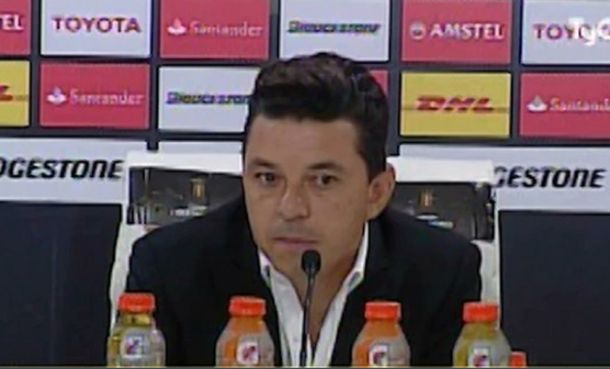 Gallardo tuvo para tomar cuatro botellas durante la conferencia