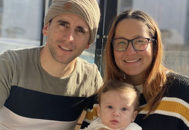 Nahuel Gallo con su esposa María Alexandra Gómez y su hijo Víctor