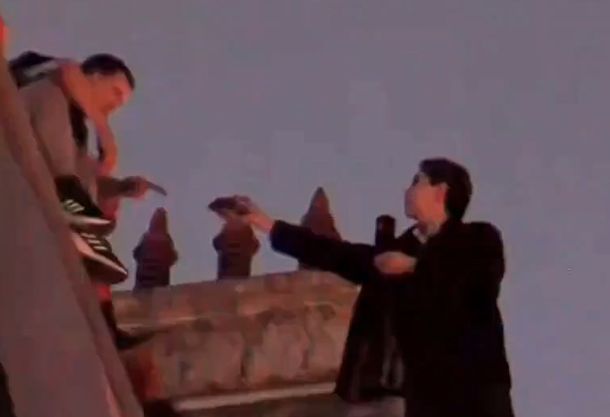 Así fue el rescate de Batman tras subirse a la terraza de un edificio y amenazar con tirarse al vacío