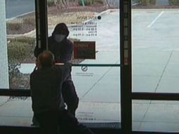 un hombre impidio el robo de un banco al cerrarle la puerta en la cara al ladron un hombre impidio el robo de un banco al cerrarle la puerta en la cara al ladron