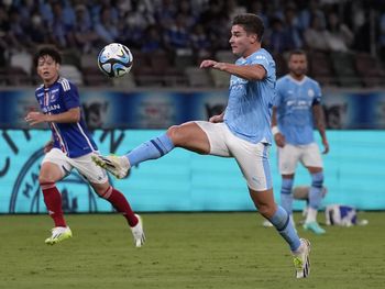 Gol y asistencia de Julián Álvarez en el primer amistoso del Manchester City