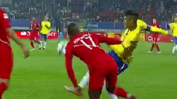 VIDEO: ¿Gambeta o provocación? Neymar tiró un doble sombrero y recibió una piña