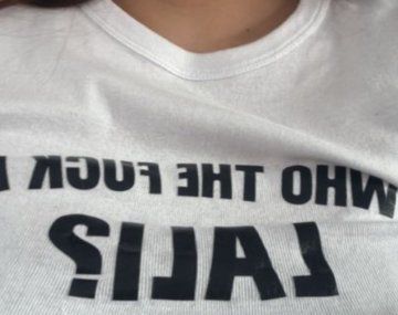 Joven denunció que fue golpeada en el tren por llevar una remera de Lali: su relato