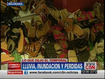 Comerciantes de Belgrano liquidan mercadería mojada