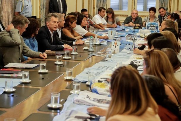 Mauricio Macri con familiares de los tripulantes del ARA San Juan.