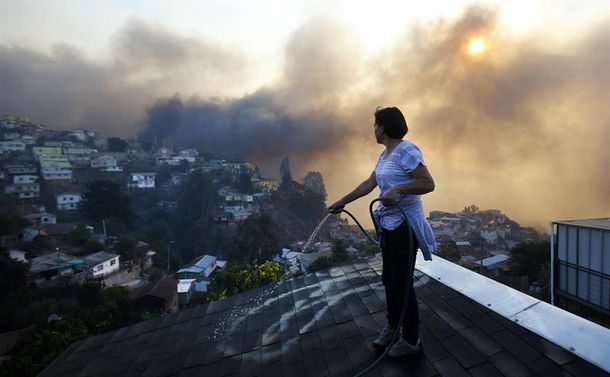 Siguen activos varios focos del incendio que arrasó a Valparaíso