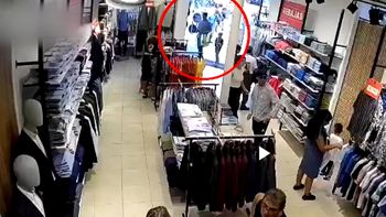 indignacion en mar del plata: entro a robar ropa con un nene y quedo filmado indignacion en mar del plata: entro a robar ropa con un nene y quedo filmado