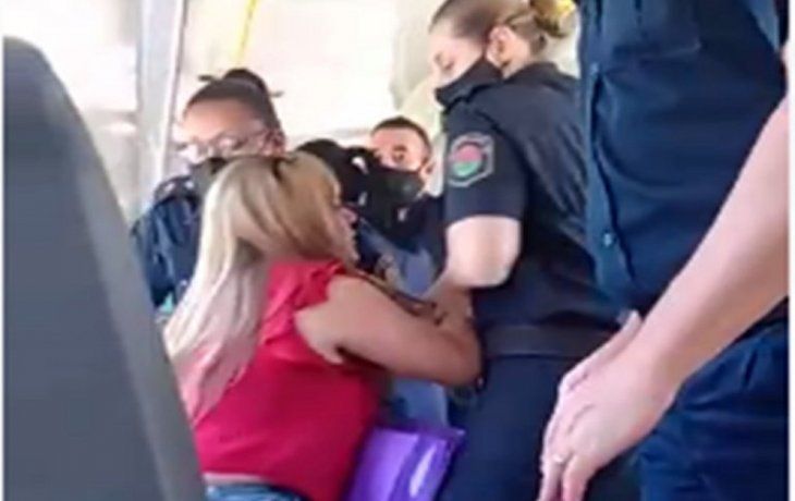 Bajaron a una mujer del colectivo por negarse a usar barbijo