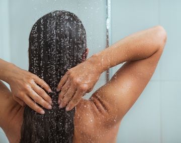 Especialistas aseguran que no es necesario bañarse todos los días