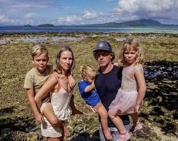 Una pareja de Australia renunció a todo y se fue a vivir a una isla remota en el Pacífico con sus tres hijos
