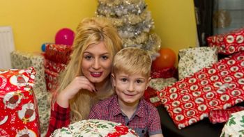 una madre trabaja como actriz porno para comprarle regalos de navidad a su hijo una madre trabaja como actriz porno para comprarle regalos de navidad a su hijo