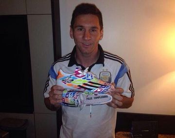 Messi fue agasajado en su cumpleaños con unos llamativos botines