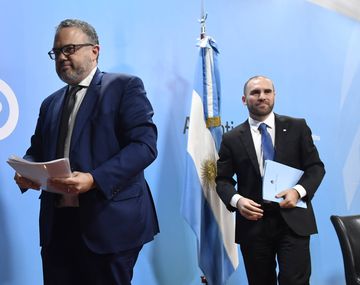 Mat&iacute;as Kulfas y Mart&iacute;n Guzm&aacute;n se retiran de la Casa de Gobierno tras anunciar medidas para contrarrestar los efectos de la cuarentena por el coronavirus