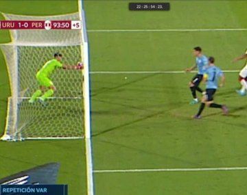 La polémica de Uruguay vs. Perú: un video en 3D vuelve a discutir el gol
