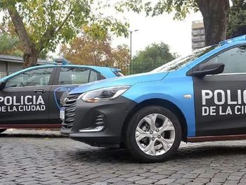 Tres hinchas de River intentaron matar a una policía tras robarle su arma reglamentaria