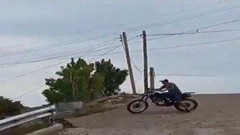 Hizo una mala maniobra con la moto y terminó mal Hizo una mala maniobra con la moto y terminó mal