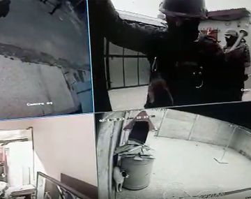 Policías destrozaron la puerta de su casa para allanar una vivienda equivocada