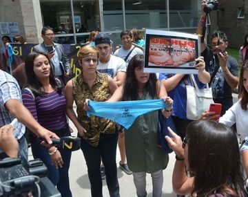 En la puerta del hospital en el que murió la beba se cruzaban los grupos antagónicos