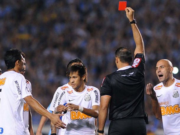 Neymar enloqueció y se fue expulsado en un minuto