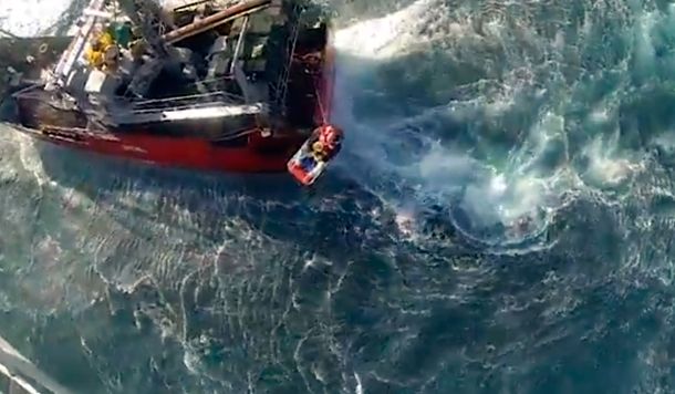 Impresionante rescate a un marinero que se descompensó en el medio del mar