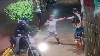 la tablada: salieron a la calle y un motochorro les puso un arma en la cabeza para robarles la tablada: salieron a la calle y un motochorro les puso un arma en la cabeza para robarles