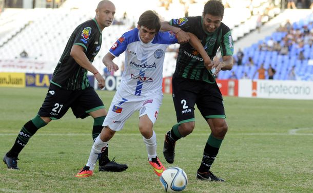Volvió el fútbol y la violencia: hinchas de Godoy Cruz balearon el micro de San Martín