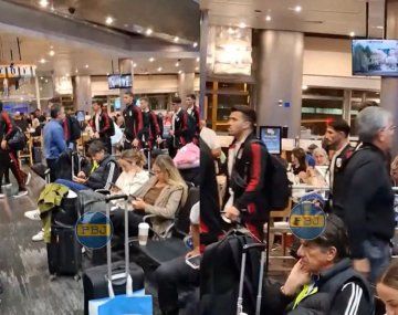 Hinchas de Boca sorprendieron al plantel de River en el aeropuerto: Vos sos de la B