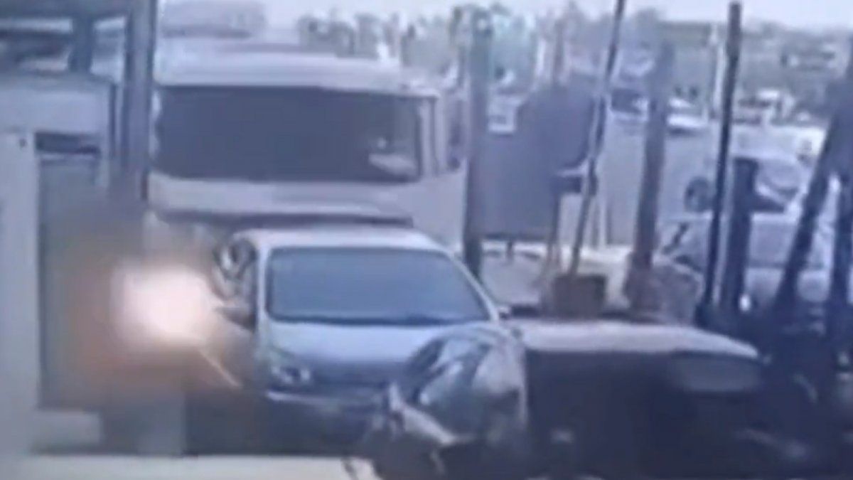 Panamericana así embistió un camión a dos autos en un peaje de Pilar